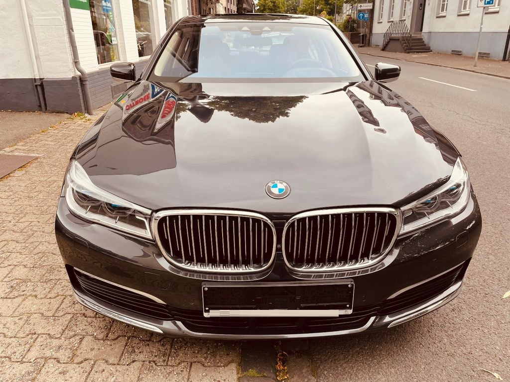 BMW 730  265 CP   - 50300 €,   118960 km,  anul 2018,  culoare gri 