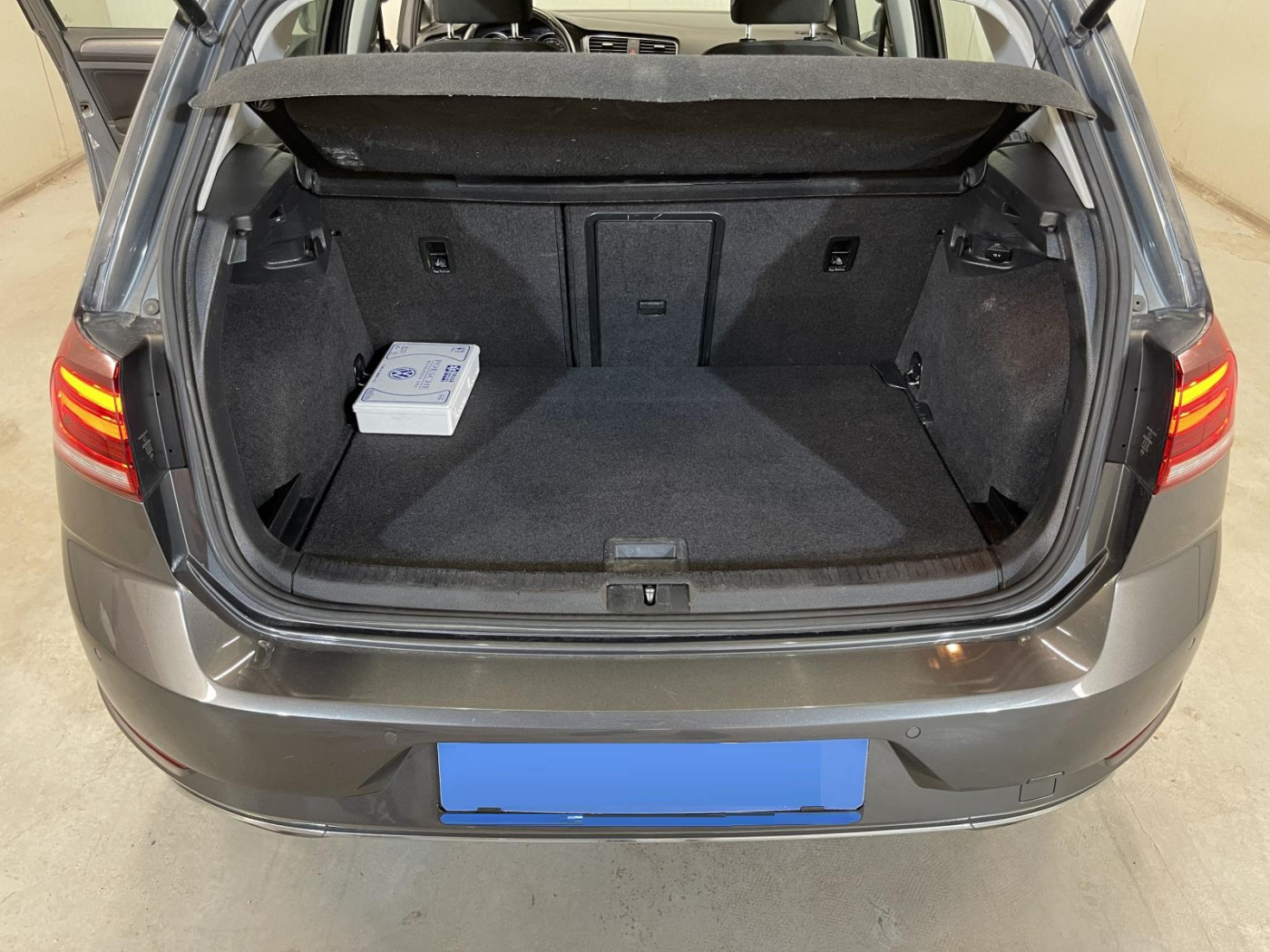 Volkswagen Golf  116 CP   - 16990 €,   142600 km,  anul 2018,  culoare gri 