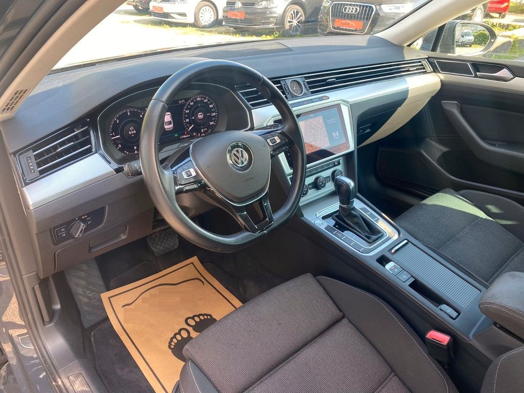 Volkswagen Passat  150 CP   - 24990 €,   178000 km,  anul 2018,  culoare gri 